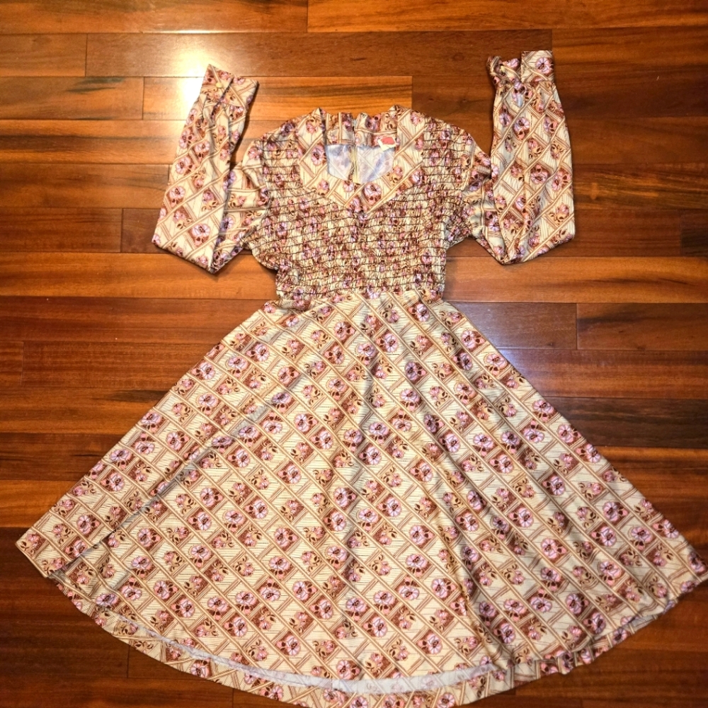 True Vintage 60s- 70s Charming Dress in Cream and Burgundy, Large, Zipper Back